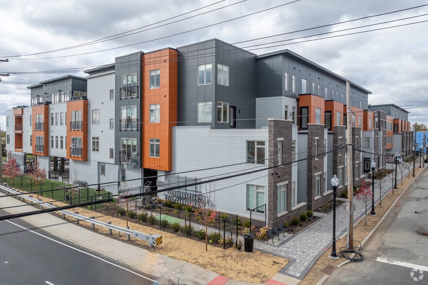 Primary Photo - Five85West