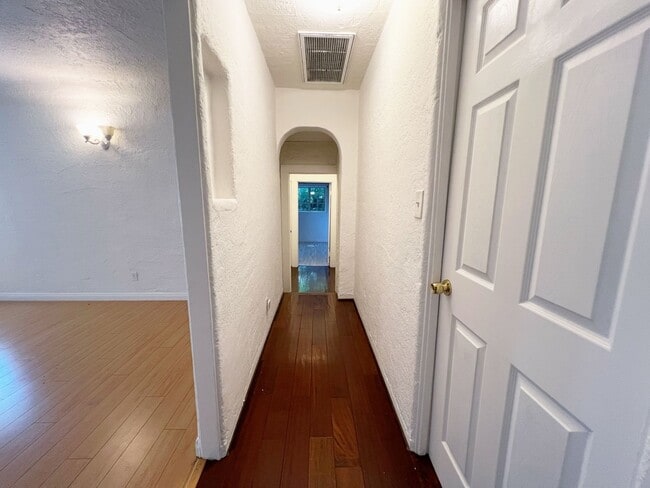 Building Photo - 2 bed 1 bath + Bonus Room