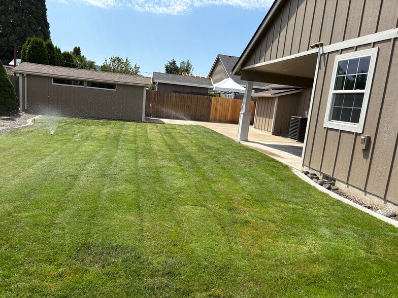 Building Photo - 60 Village Dr