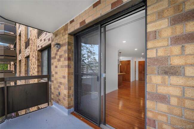 Building Photo - 141 Great Neck Rd