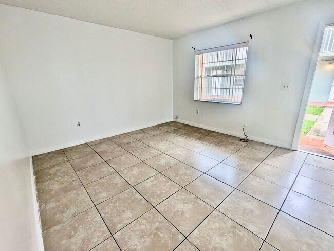 Building Photo - Palm Gardens - Molano 710