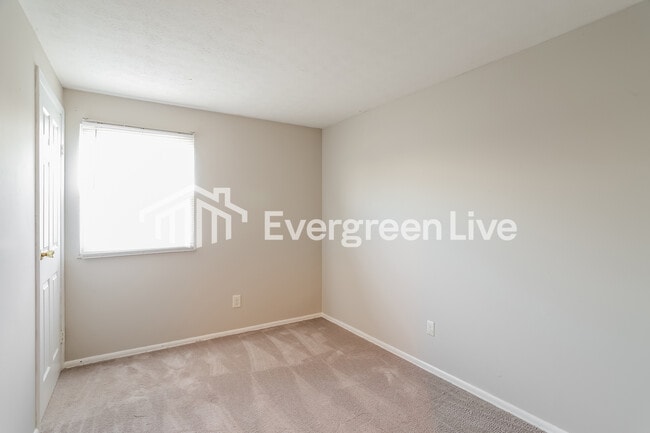 Building Photo - 3411 Quaker Rd