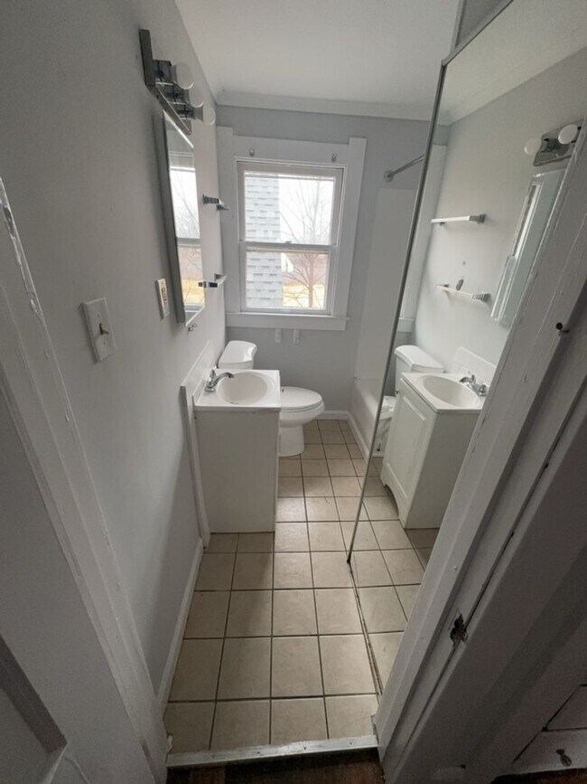 Building Photo - 960 W Delaware Ave