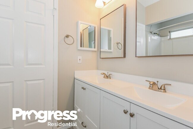 Building Photo - 1420 Brook Hollow Dr