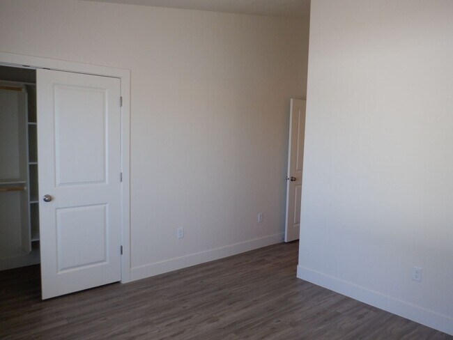 Building Photo - 3 bedroom- 2 bath Newer Construction