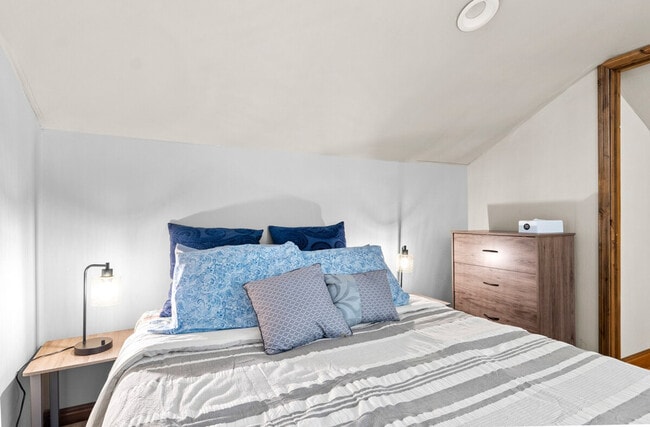 Building Photo - 4955 Hidden Hollow Rd