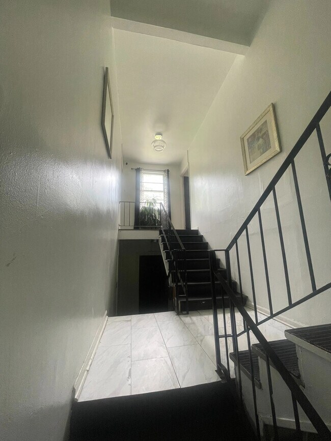 Building Photo - 2115 Hazelhurst Ave