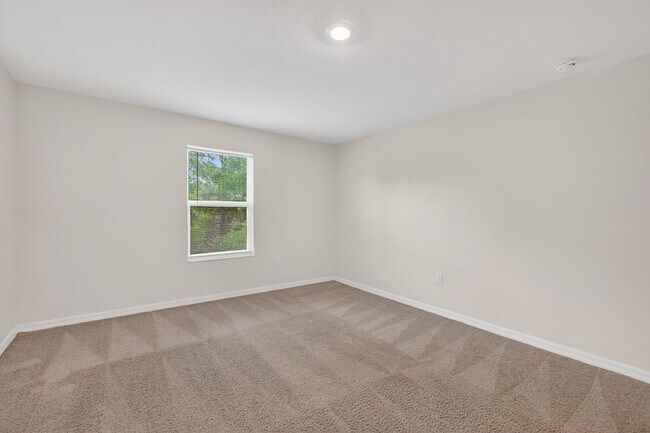 Building Photo - 3BR Townhome in Tavares with Open Floor Plan & Community Playground