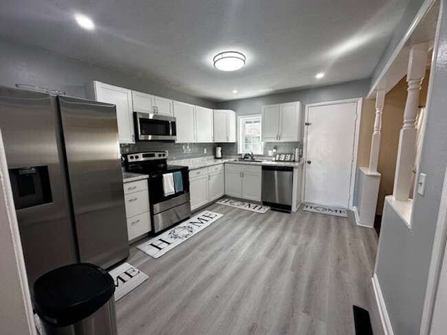 Building Photo - Beautifly remodeled 3bed 2bath Fully Furni...