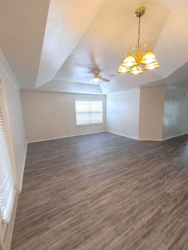Building Photo - * PRICE DROP * 2/2 House with Garage in Pa...