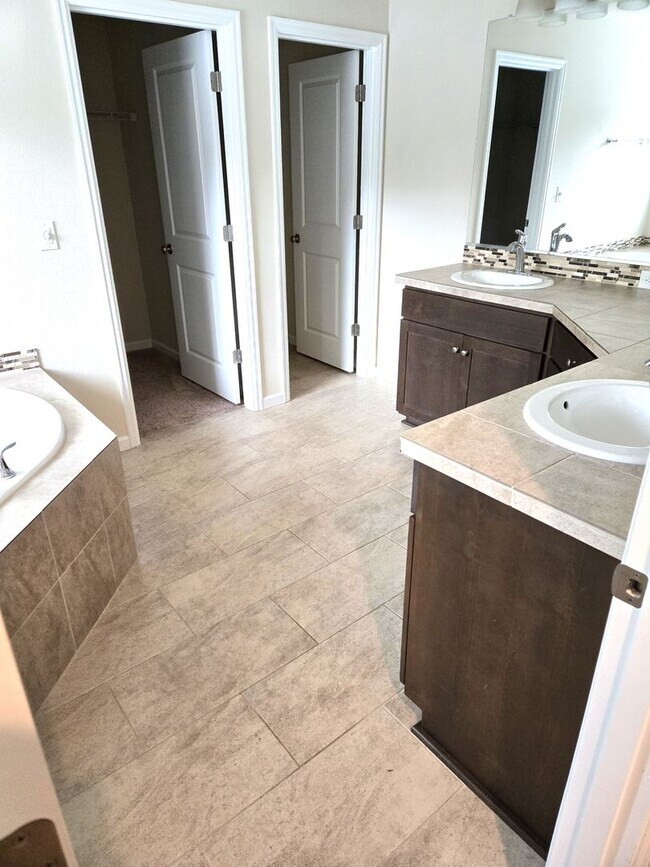 Building Photo - Excellent Location!  Like new built 2017 -...