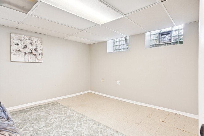 Building Photo - 1420 Oakton St