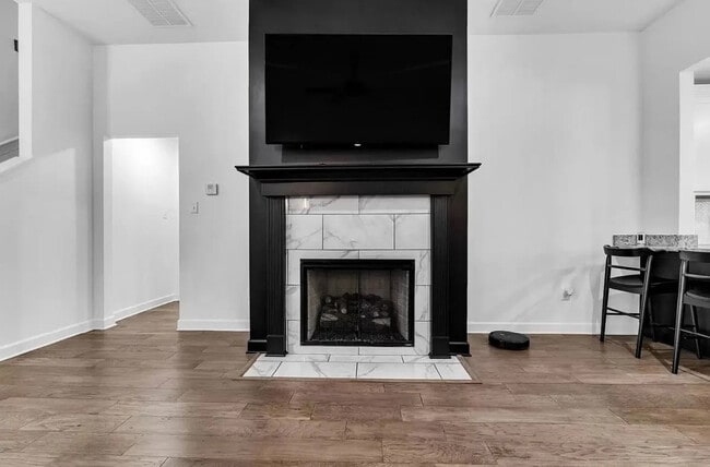Building Photo - 8847 Yorktown Dr