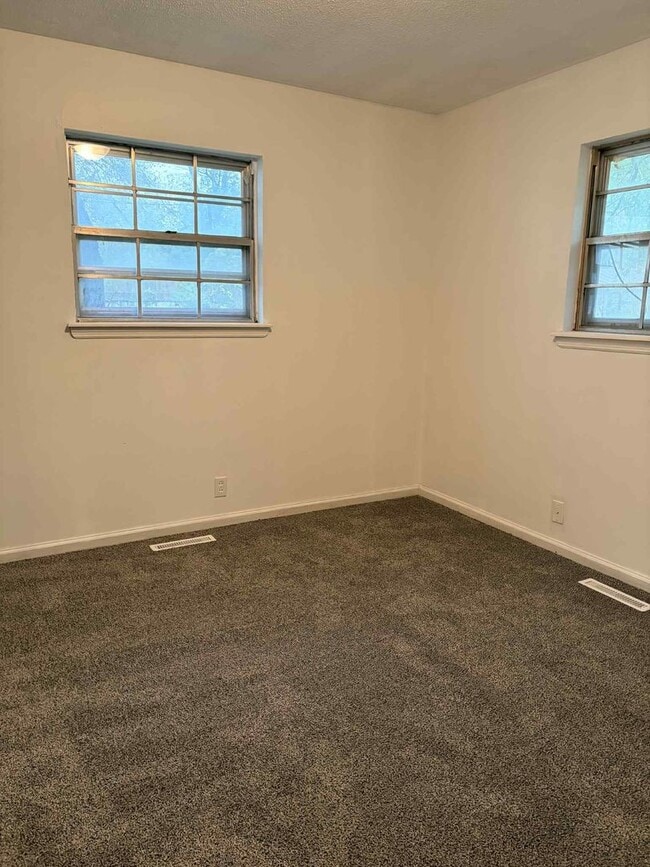 Building Photo - CHARMING 3 BEDROOM / 1 BATHROOM HOUSE IN J...