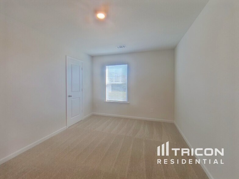 Building Photo - 823 Athens Ln