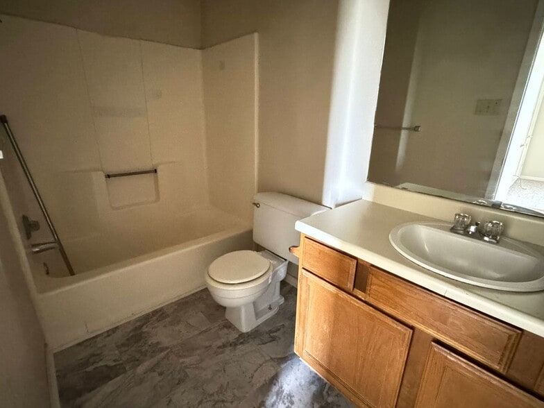 Building Photo - 1701 Cedarview Cir