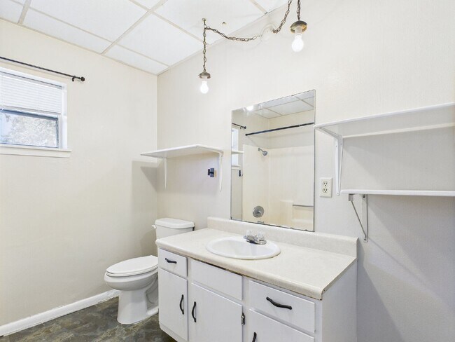 Building Photo - 321 W Park St