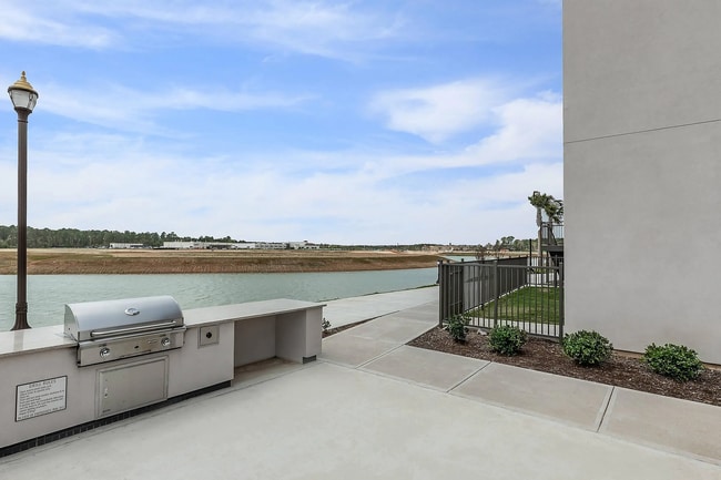 Building Photo - 698 Basilica Bay Dr