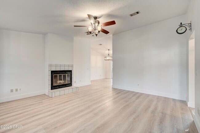 Building Photo - 307 Fan Palm Pl