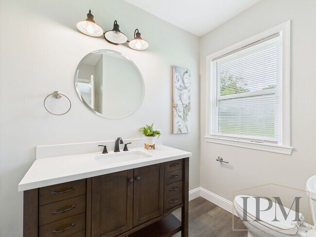Building Photo - Available Now! Beautiful 3 Bedroom 2 Bath ...