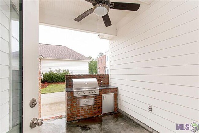 Building Photo - Upscale Townhouse in The Village at Magnol...