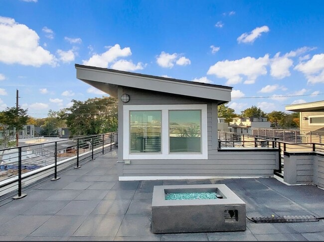 Building Photo - Modern 4BD, 3BA LoHi Townhome with Rooftop Deck