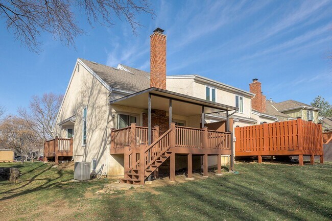 Building Photo - {11409} Updated Duplex in Fantastic Location + Two Car Garage + Main Level Master + Covered Deck