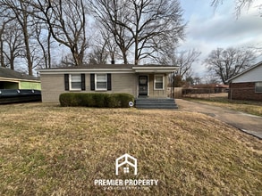 Building Photo - Charming 3BR Home w/ Hardwood Floors & Fenced Backyard