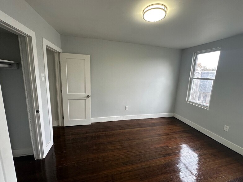 Building Photo - 5669 Matthews St