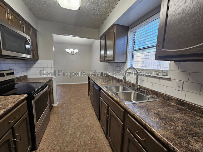Building Photo - 18341 Woodcrest Ln