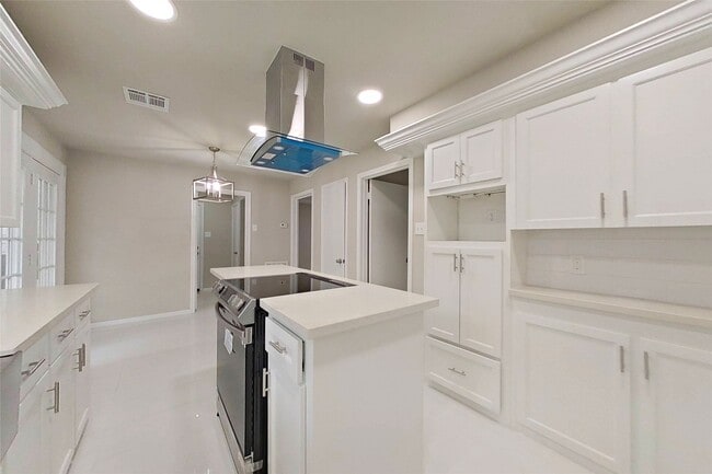 Building Photo - 20206 Lake Sherwood Dr