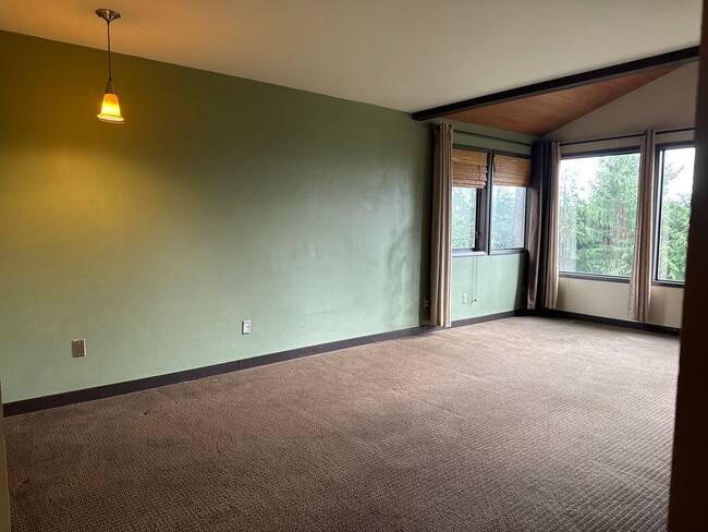 Building Photo - Exquisite 4 Bed, 2.5 bath in Bellevue with...