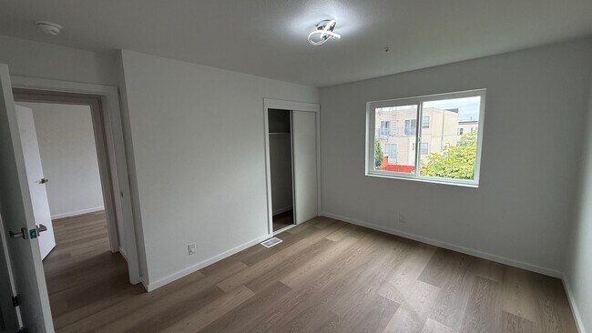 Building Photo - 1630 Oakdale Ave