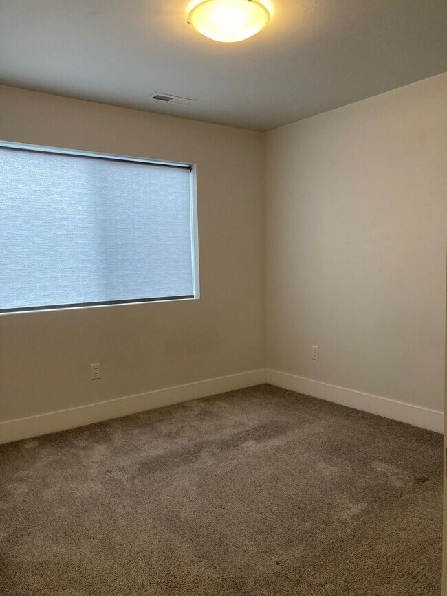 Building Photo - Discover this Gorgeous Townhome