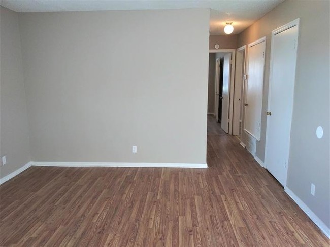 Building Photo - Lovely Duplex in Moore, OK