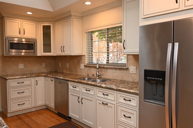 Building Photo - Prime Willow Glen, Just In Time for the Ho...
