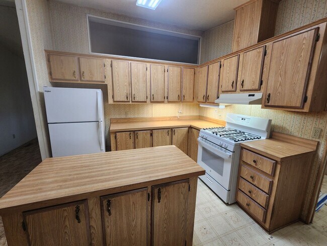 Building Photo - Well-Maintained 3BR/2BA