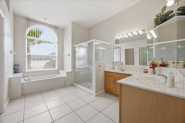 Building Photo - 722 Brighton Dr