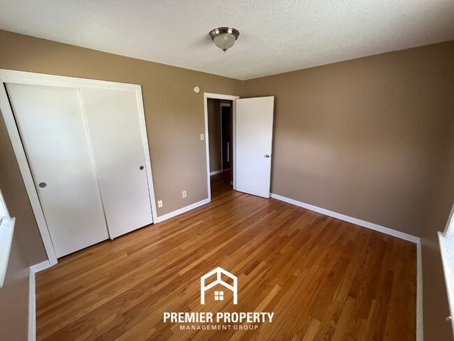 Building Photo - 3BR/1.5BA Memphis Rental with Tile Flooring, Brick Fireplace & Fenced Yard