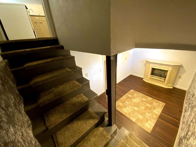 Building Photo - 4 Bedroom 1.5 Bath House with Washer and D...
