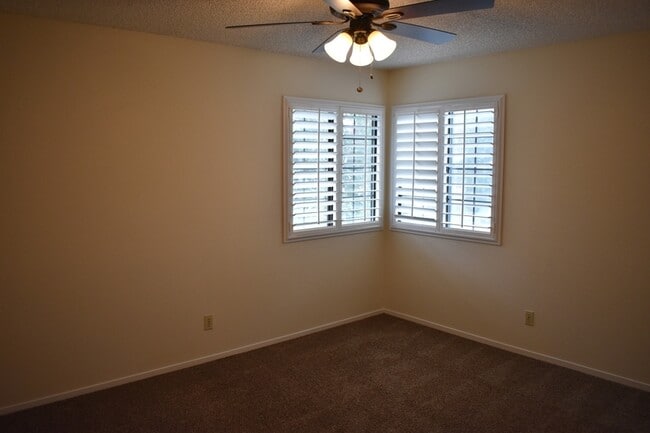 Building Photo - 4727 E Alamos Ave