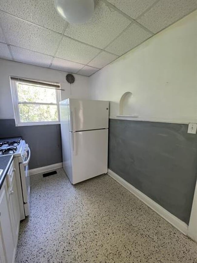 Building Photo - Spacious one bedroom detached apartment