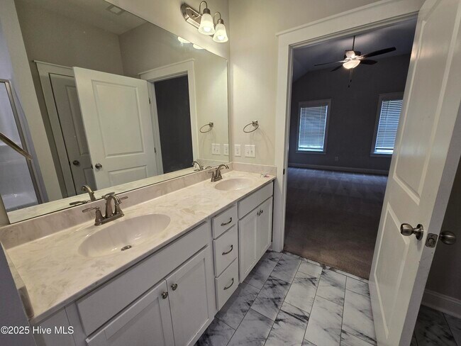 Building Photo - 1819 Fox Den Way