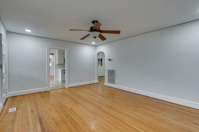 Building Photo - Charming East Ridge Rental – Spacious Yard, Updated Features & Pet-Friendly Living!