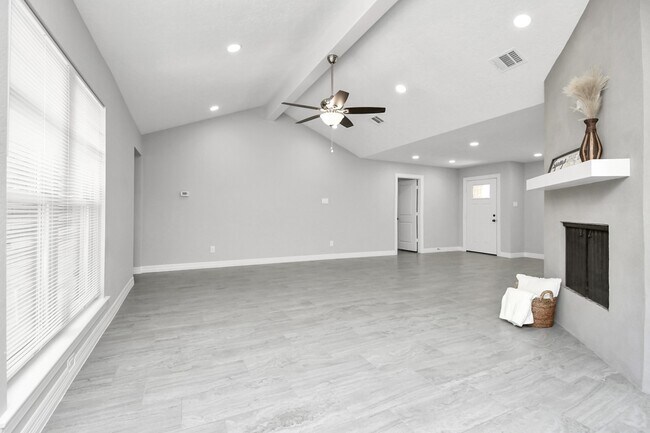 Building Photo - 9726 Springmont Dr