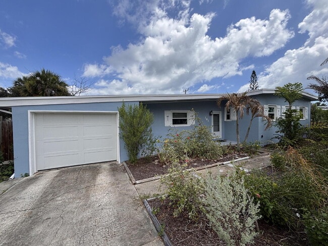 Building Photo - Charming Old Florida-Style Pool Home for Rent!