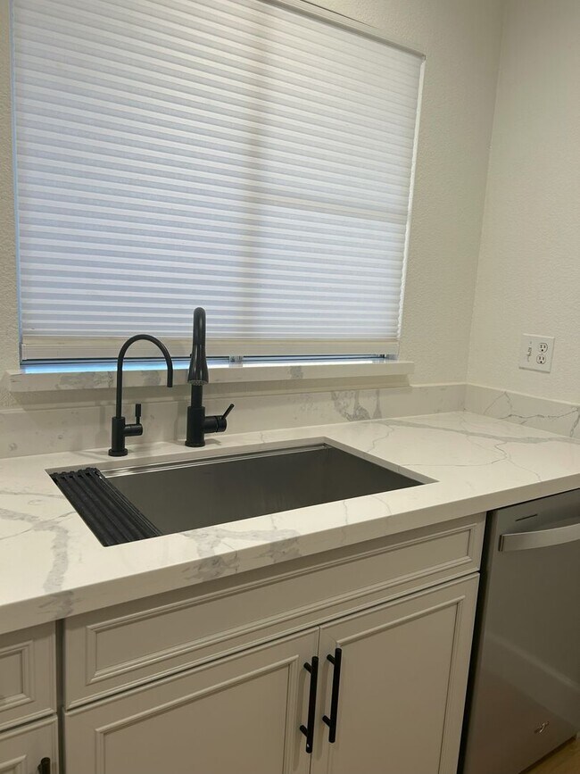 Building Photo - 2 Bedroom/2 bath Condo in the Mission de L...