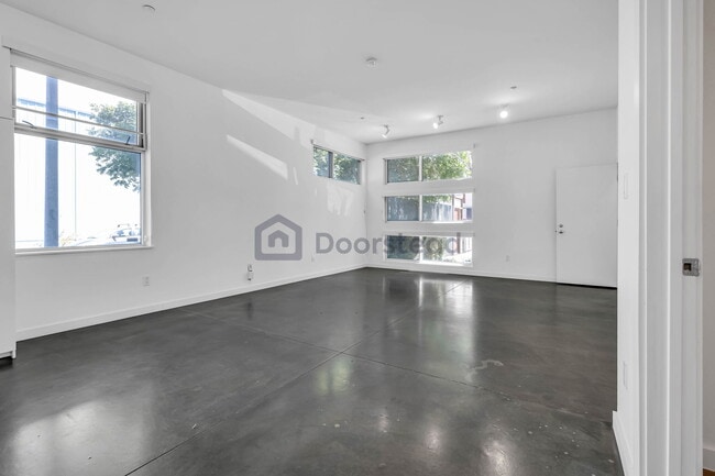 Building Photo - 6 South Ct