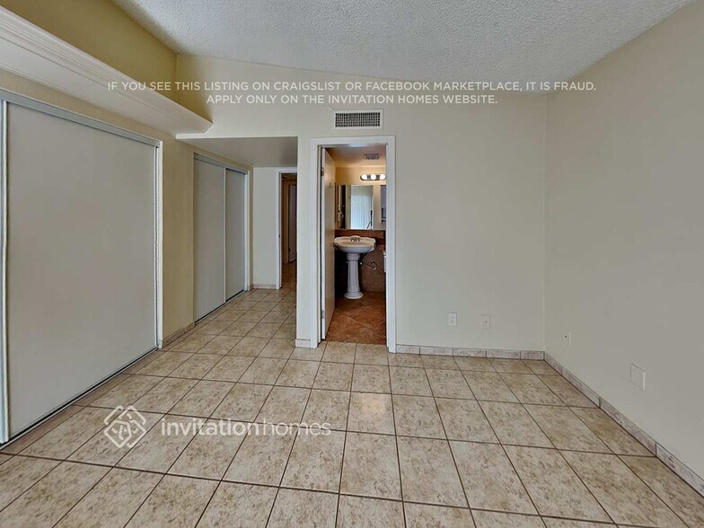 Building Photo - 7517 W Mercer Ln