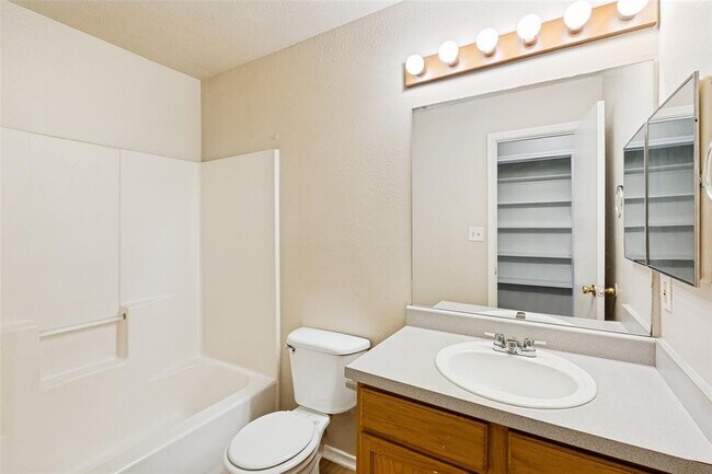 Building Photo - 945-947-947 Sagewood Trail